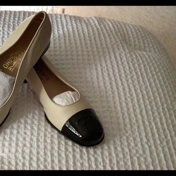 SALVATORE FERRAGAMO~9AA Spectator flat~ - Picture 2 of 13